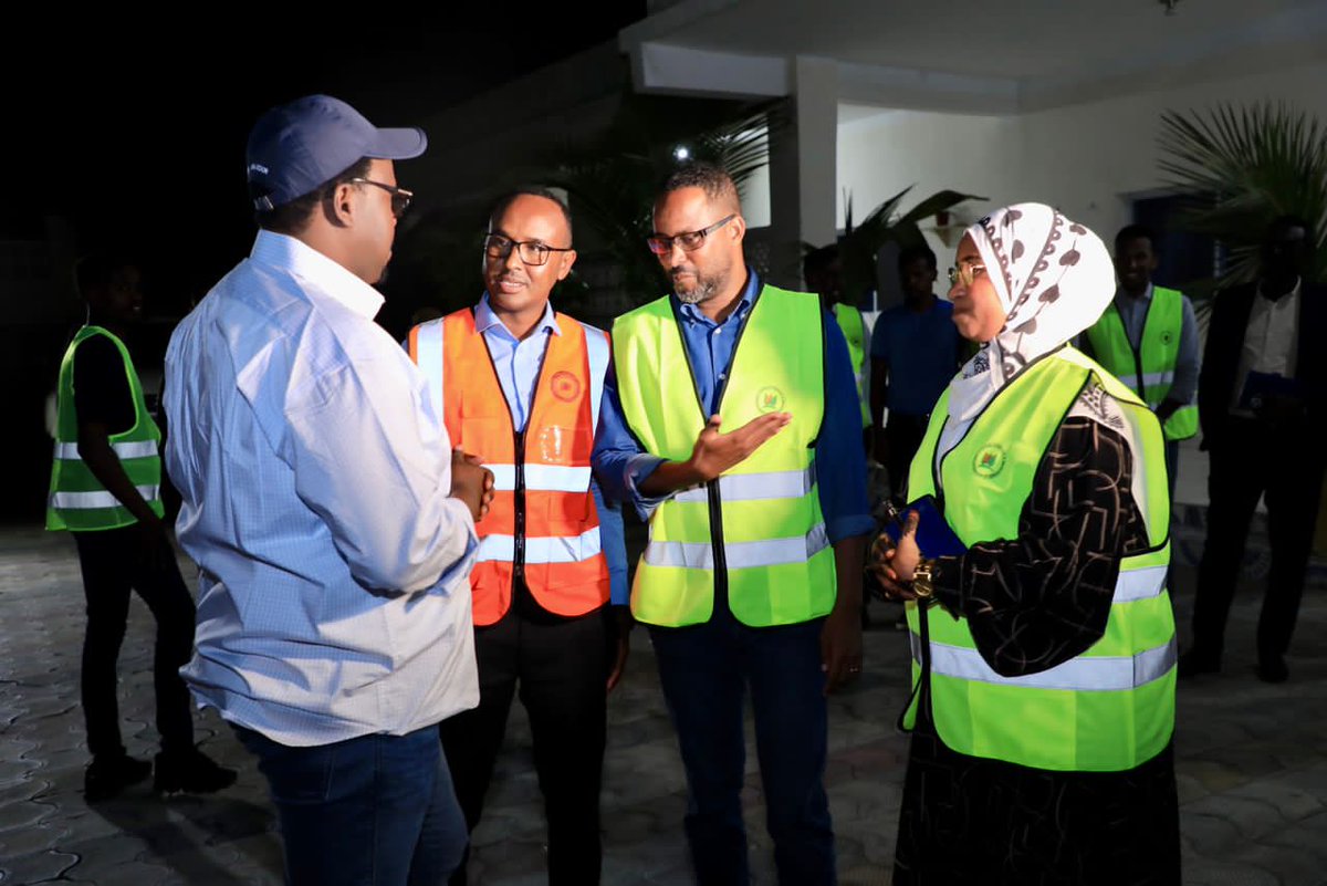 basma_amir's tweet photo. Waxaa caawa nagu soo booqday Xarunta Gurmadka Deg Dega ee Guddiga G.Banadir RW kuxigeenka Somalia Mudane Saalax Jaamac, Gudoomiyaha Hay'adda maareynta musiibooyinka Mudane Maxamuud Macalin oo aan uga xog waranay Howlaha Gurmadka ee socda #Somalia #Mogadishu https://t.co/rOXLBQz16g