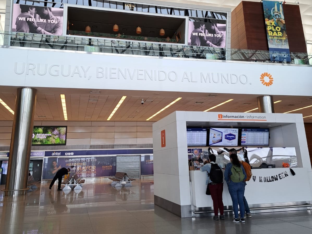 AeropuertosUY's tweet photo. ¡Así vivimos HALLOWEEN en el #AeroDeCarrasco! 
La fecha más divertida del año llegó a nuestro aeropuerto y nos preparamos con la mejor onda para sorprender a los viajeros con un poco de susto y risas 🎃🙌 https://t.co/OPjJwwlcnP