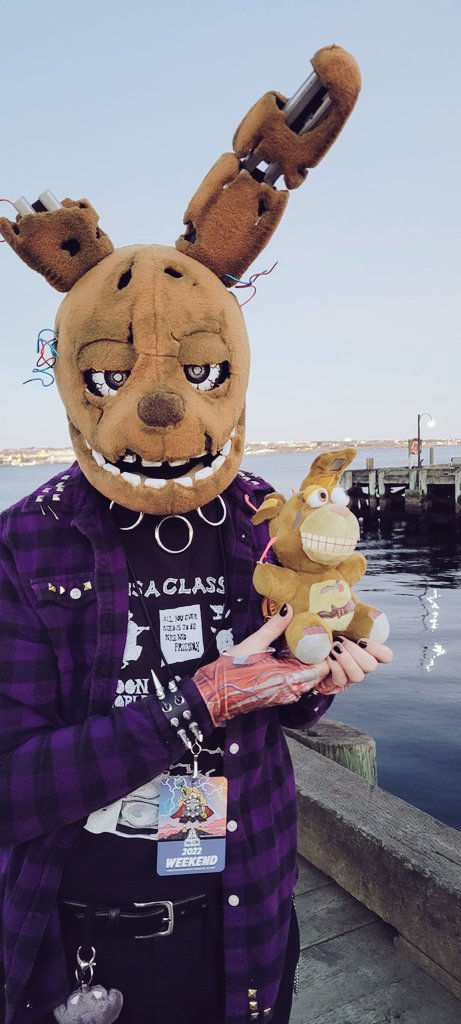 USBFIG's tweet image. had so much fun at #halcon2022 !! thanks @sylzagoon for being springtrap on sunday morning so i could wear my salmon run outfit 🎃 happy halloween 😸