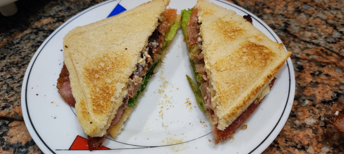 DecanoManoloH's tweet photo. el sándwich de hoy, el tradicional BLT https://t.co/KidtqyfrvO