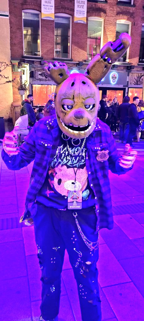 USBFIG's tweet image. had so much fun at #halcon2022 !! thanks @sylzagoon for being springtrap on sunday morning so i could wear my salmon run outfit 🎃 happy halloween 😸