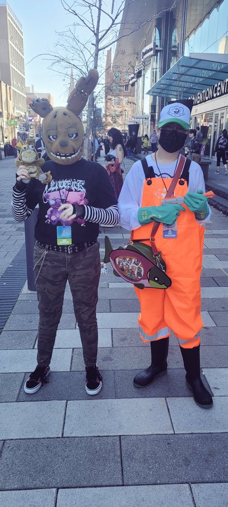 USBFIG's tweet image. had so much fun at #halcon2022 !! thanks @sylzagoon for being springtrap on sunday morning so i could wear my salmon run outfit 🎃 happy halloween 😸