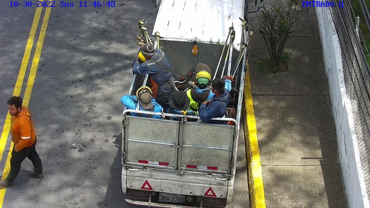 UrbCondado's tweet photo. Realmente nunca antes @ObrasQuito ha realizado estos trabajos aquí y nos llamó la atención que dichas personas no portaran credenciales y el único identificativo fue la licencia de conducir acompañada de una ubicación GPS y un Excel con dirección de los supuestos trabajos 2/3 https://t.co/K9Fv2W2daQ