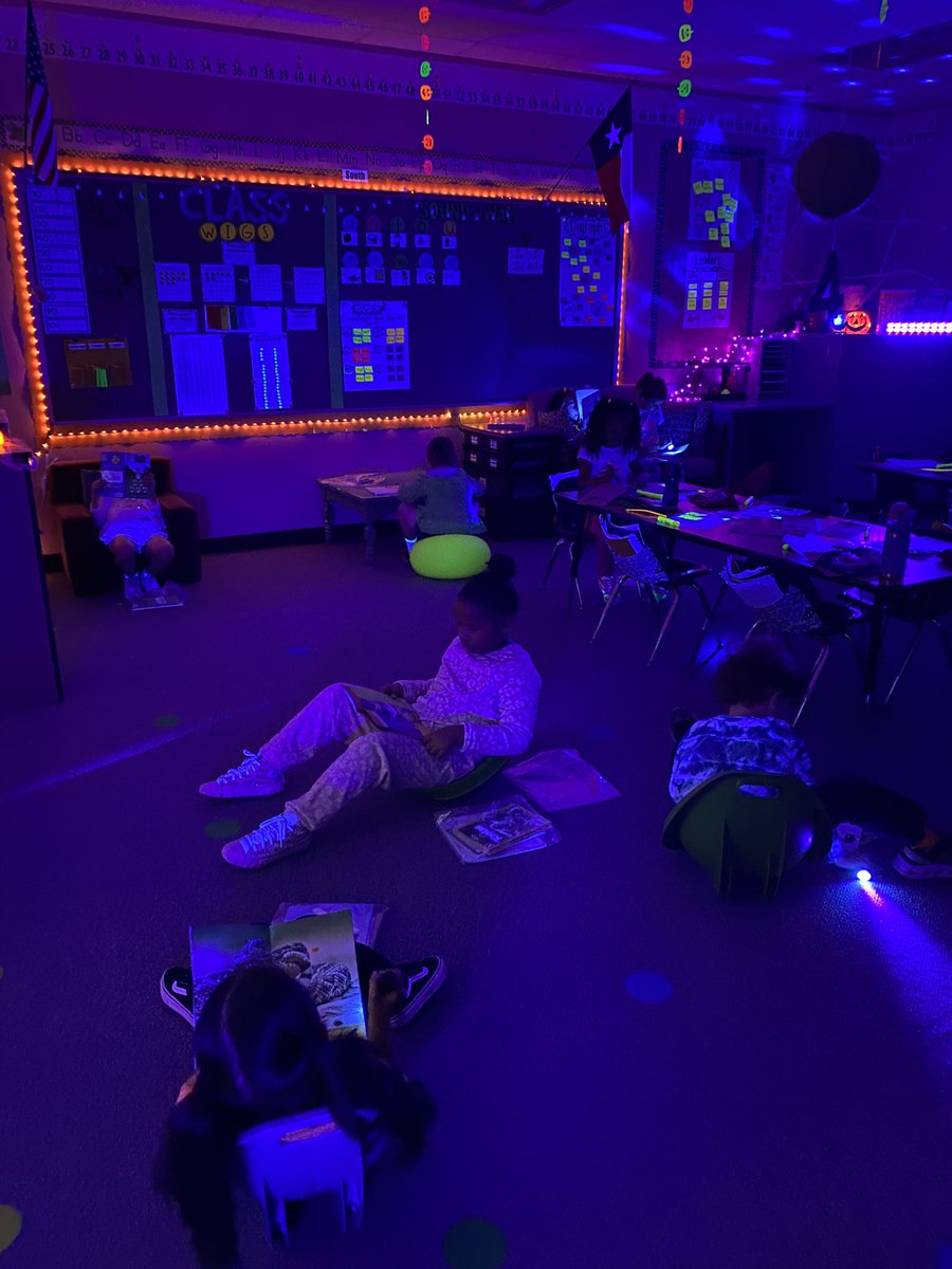 FPE1stGrade's tweet photo. We made learning fun today by making it GLOW! 🎃 https://t.co/maKQALtjCD