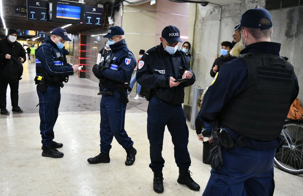 SFListenbourg's tweet photo. 🚨 ATTENTION🚨
Une alerte à la bombe vient d'être émise dans la gare de Carmac. Un dispositif de police a été mis en place. Merci d'éviter le quartier de la gare jusqu'à nouvel ordre. https://t.co/DDjLTPajpY