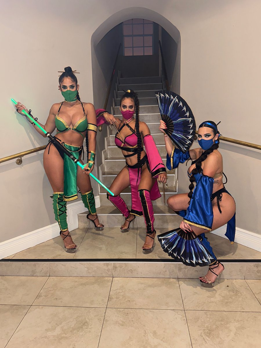 PrincessChiqui9's tweet photo. Flawless Victory 🩸 #MortalKombat #Fatality #HalloweenTrio #HappyHalloween https://t.co/efgo5jMYY1