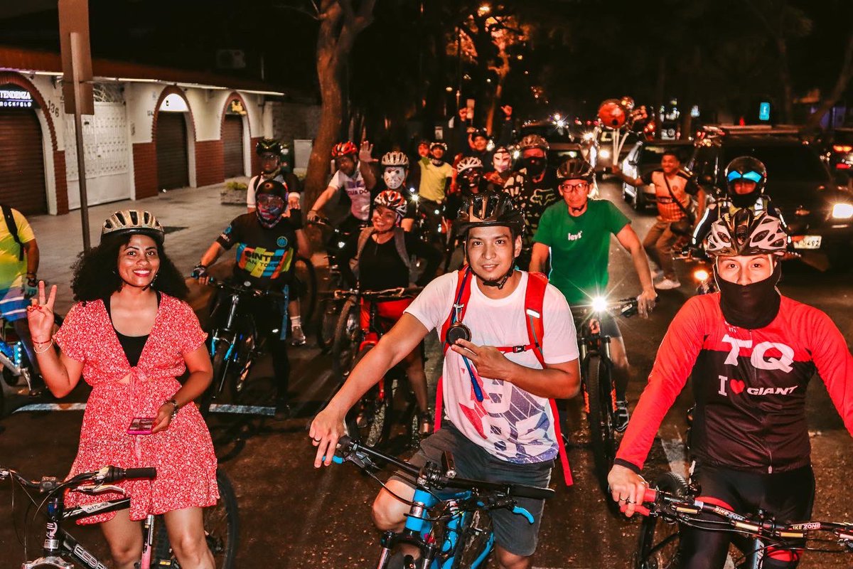 ATMGuayaquil's tweet photo. Así vivimos el #Bicinema, lleno de emoción al recorrer la ciudad en bicicleta y para culminar el ruedo, vimos una película. Estas acciones siguen sumando a la concientización sobre el uso de la bicicleta como uso alternativo para una movilización sustentable. #JuntosNosMovemos https://t.co/UfuLvK3J5M
