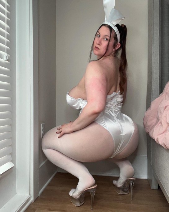 Lauren💕🧚🏼‍♀️ - 1 pic. Happy Halloween! 🐇 https://t.co/bflXz9w2fs
