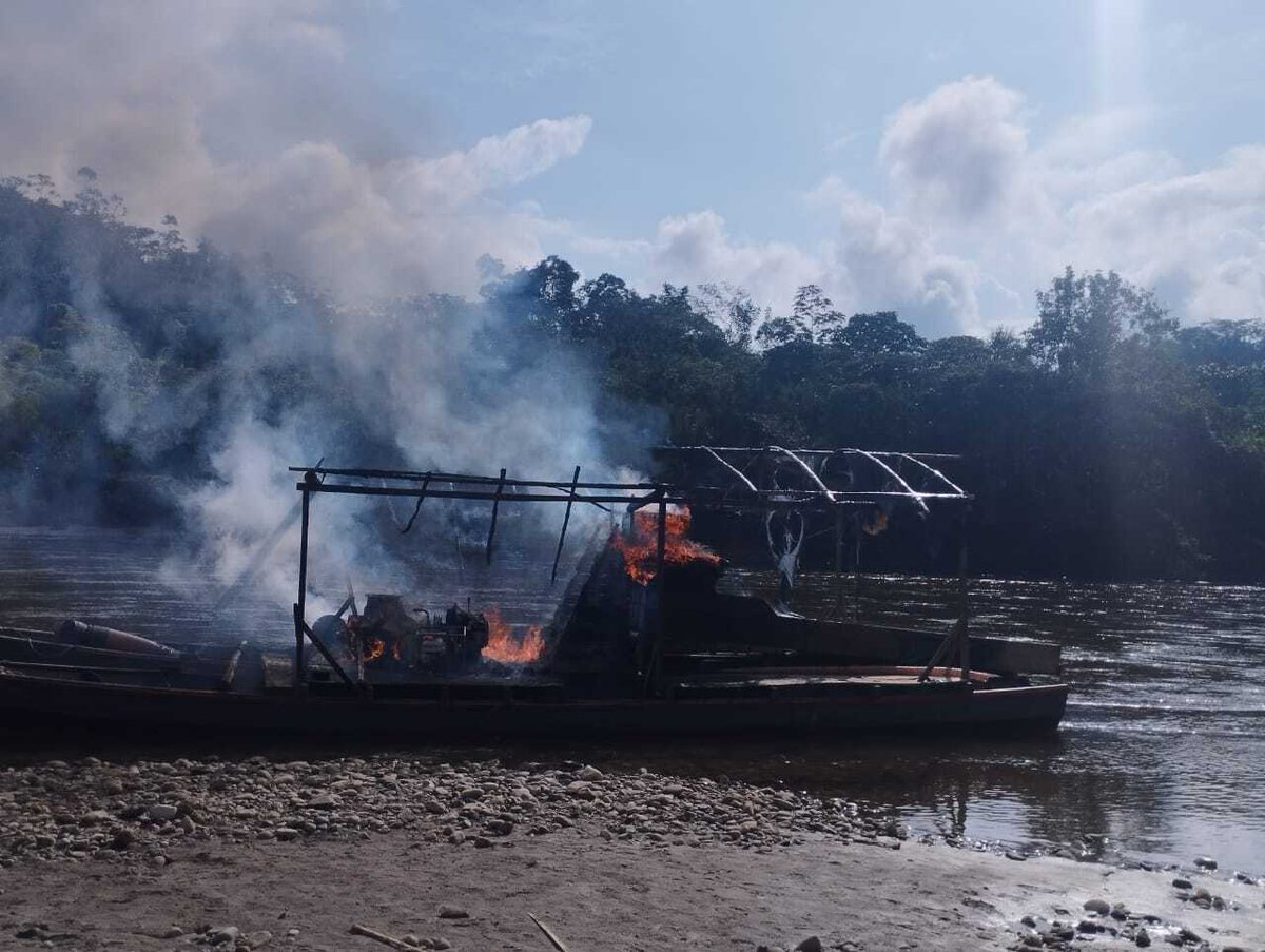 Ojo_Publico's tweet photo. #Amazonas El expresidente de la organización indígena #Odecofroc, Zebelio Kayap, informó a #OjoPúblico que esta mañana, ante la inacción del Estado, la comunidad #awajún de #Huampami desalojó de su territorio a un grupo de mineros ilegales y quemó sus dragas.:hilo:
📸: Odecofroc https://t.co/iI0pi2Pw5j