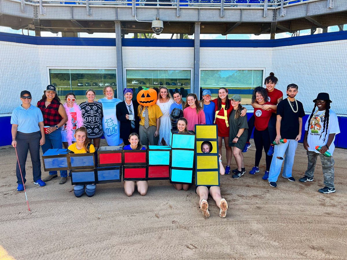 ERAUSoftball's tweet photo. Happy Halloween from #Team11 🧡👻🎃💛 https://t.co/ik0TLbEOmK