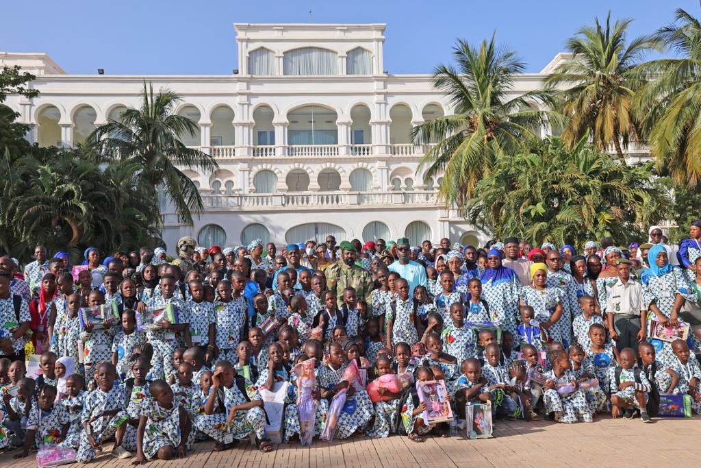 Dans le cadre du mois de la solidarité et de la lutte contre l’exclusion, le Président de la transition, Son Excellence le Colonel Assimi GOÏTA, Chef de l’État, a reçu, les pupilles de la Nation ce lundi,dans la salle des banquets du Palais de Koulouba.