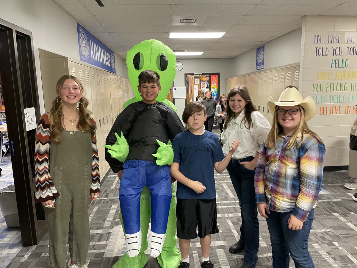 bvillemiddle's tweet photo. Sixth graders had fun dressing up for Halloween. #TodayatBMS https://t.co/Pi01PvA3CQ