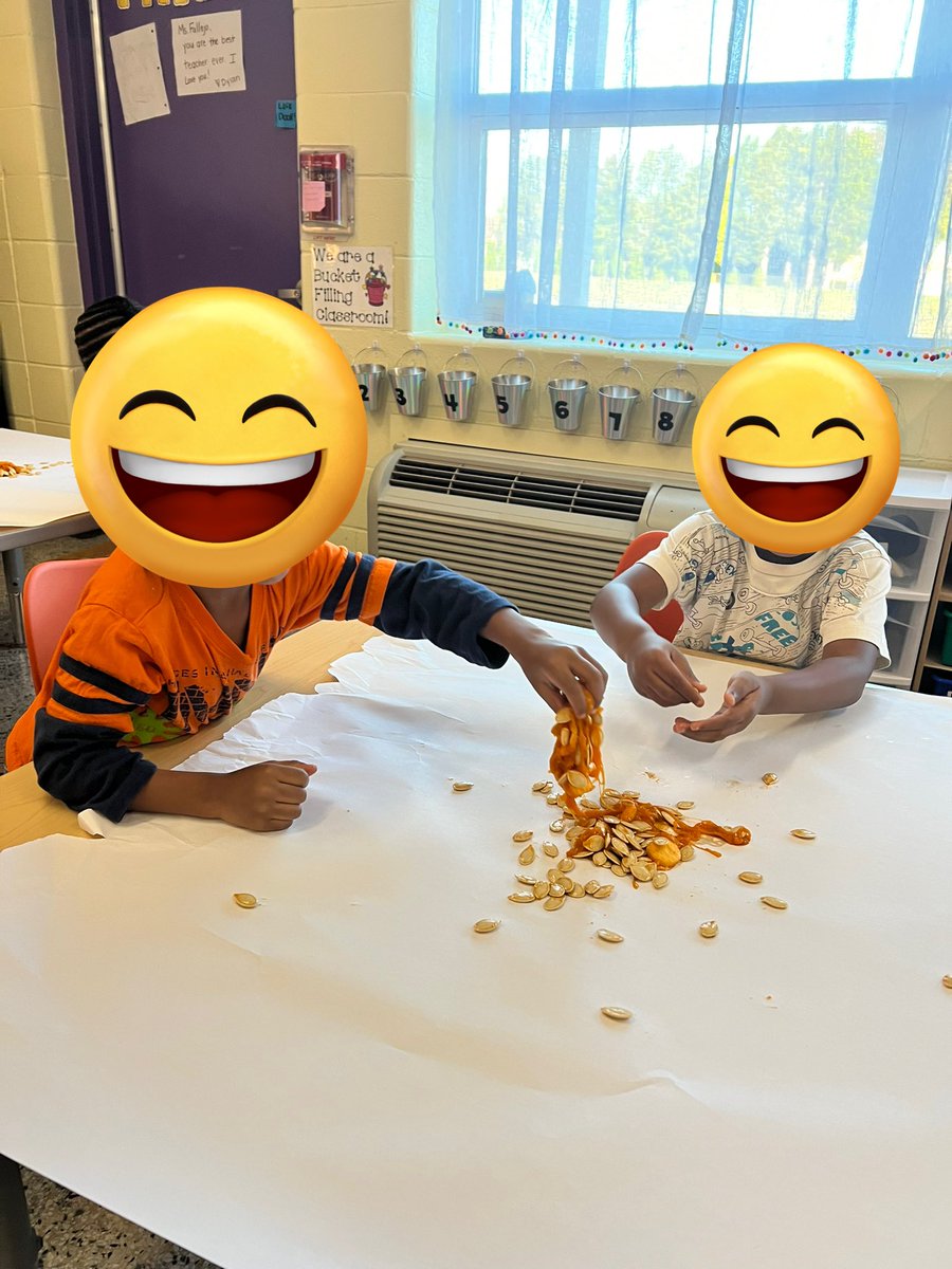 MsFallejo's tweet photo. Pumpkin day in kindergarten 🎃 We used our 5 senses to learn all about pumpkins! @LuxfordES https://t.co/1x33UVIMYN