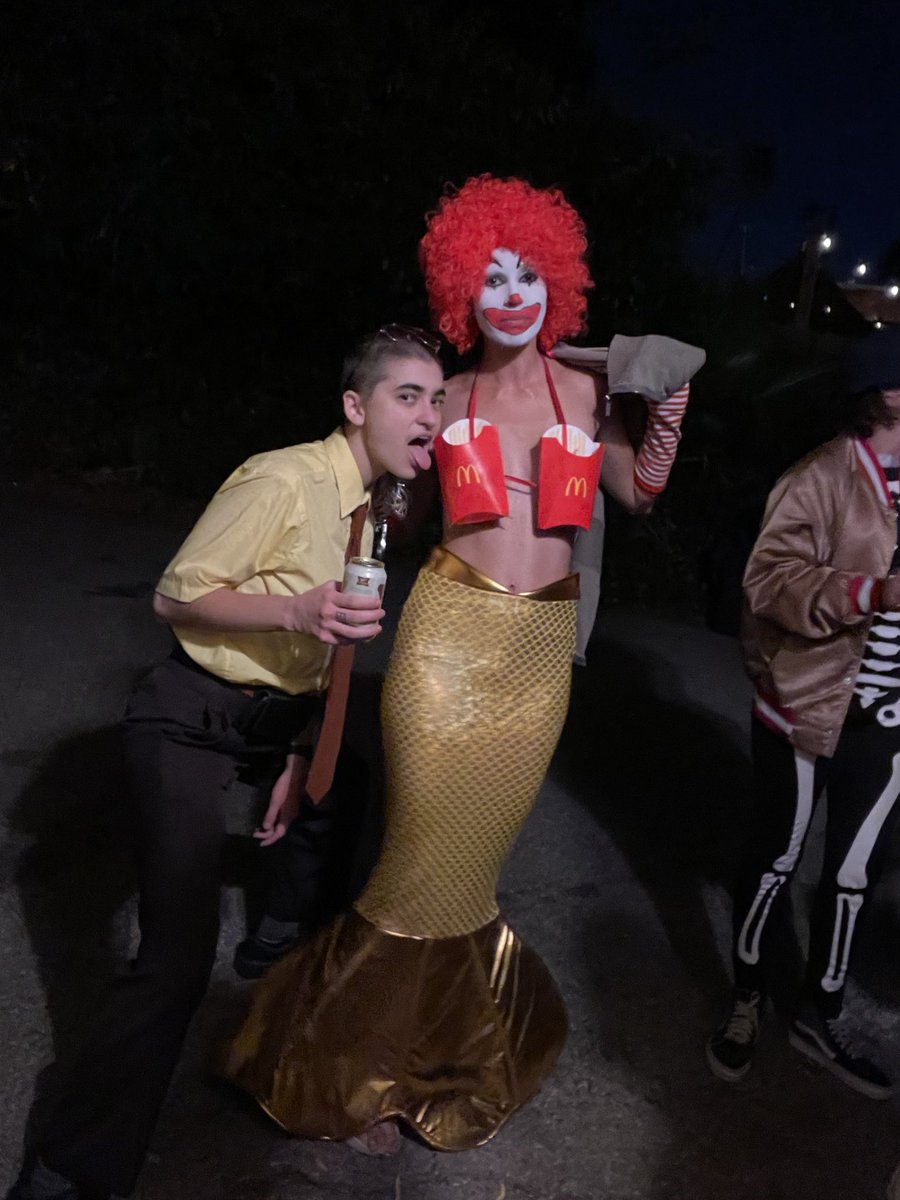 CircusDotFish's tweet image. THIS JUST IN: somebody actually dressed up as circusfish for Halloween 🍸
cc: @dylanacious