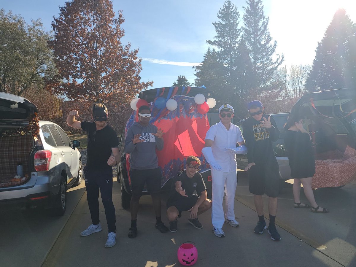 BVUMSoccer's tweet photo. Community is a large part of our program and we were able to extend that tonight by helping out with Trunk or Treat at Storm Lake Elementary School. Several members of the team showed up to provide a great experience for all the kids. #BeaverSeason #DamFam https://t.co/EwI3lnrJTM