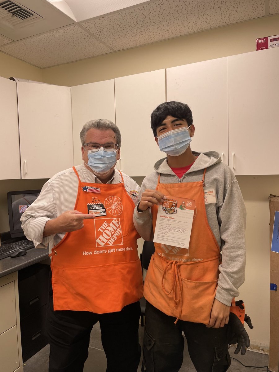 Emiliacast0622's tweet photo. !! Appreciating and recognizing associates to start off the week. Thank you Juan, Gary, Carolyn and Jake for all you do 🧡🧡 #pacnorthproud #HD1009 #homer https://t.co/k7JuhTzaQd