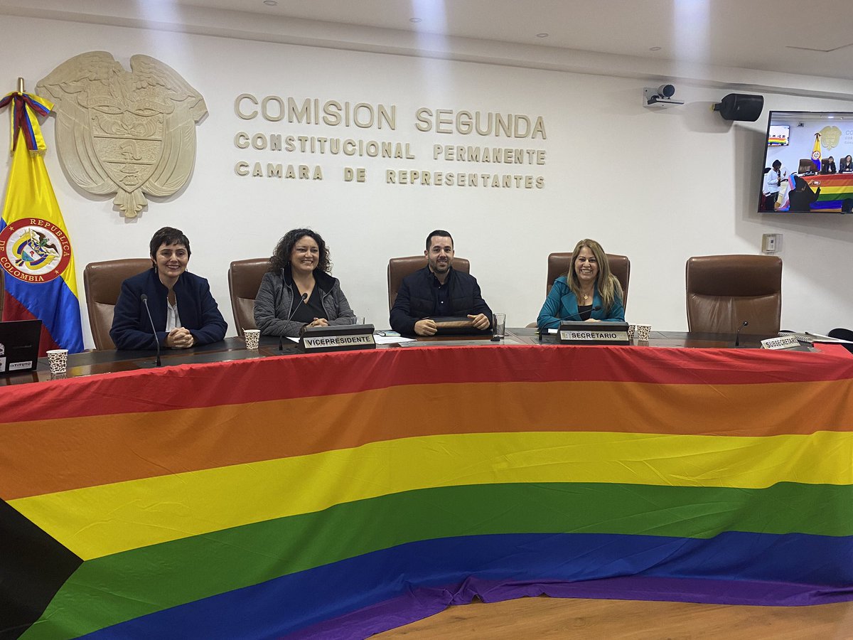 Hoy en la #ComisiónPorLaDiversidad🏳️‍🌈 socialicé el derecho de petición sobre la situación actual del proceso de adquisición de la vacuna contra la viruela del mono en Colombia.

Una enfermedad donde se demuestra mayor evidencia de contagios en hombres homosexuales y bisexuales.