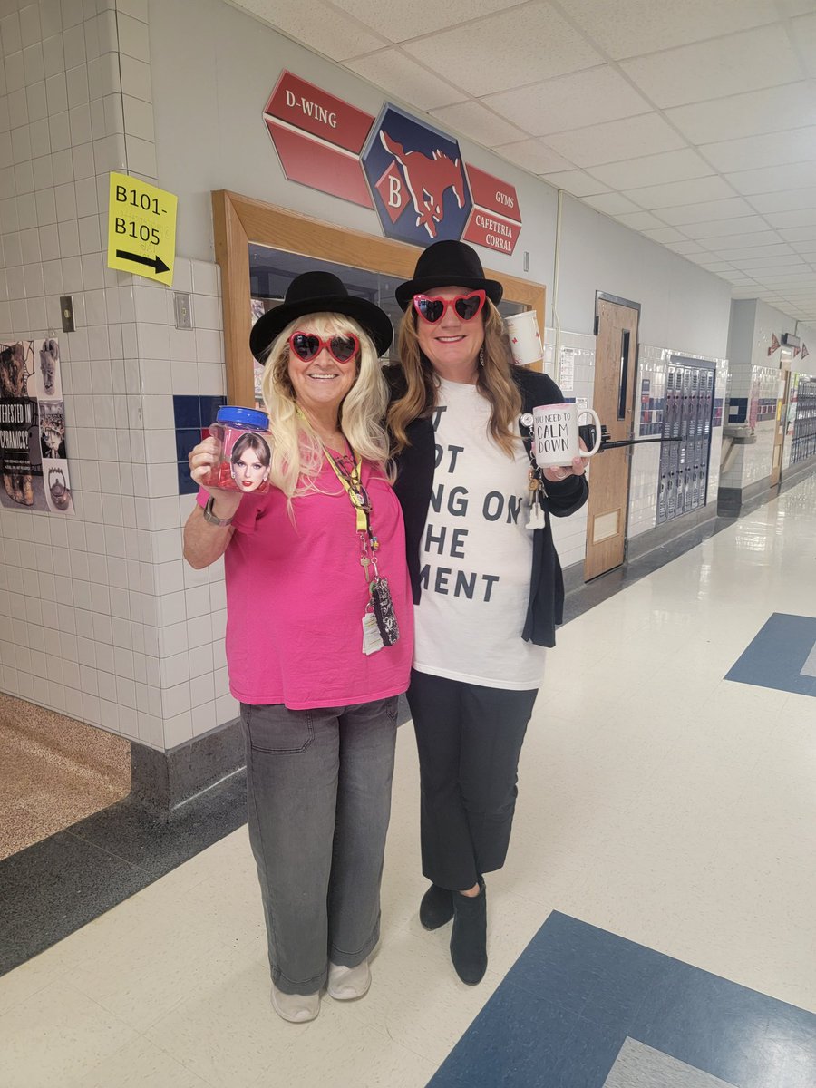 My two favorite Breedloves! Okay.. my favorite Carrie and favorite Sharon dressed up as Carrie! <a href="/TheCBreedlove/">Carrie Breedlove</a> <a href="/txlefty5/">Sharon Howard</a>