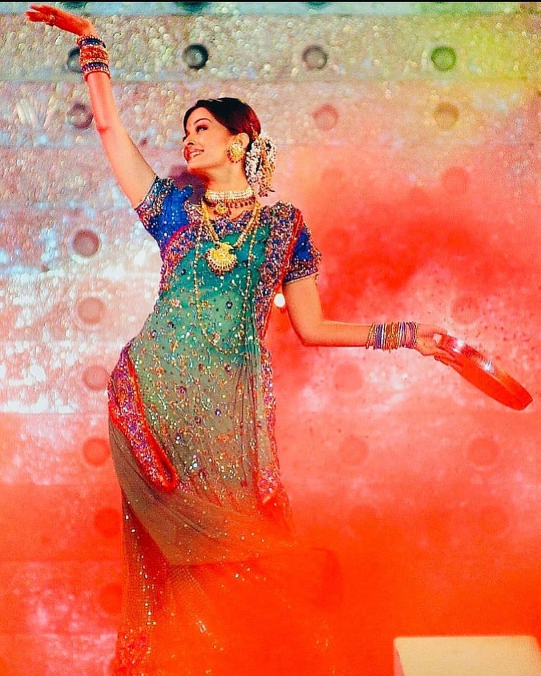 Aaj to  Jamkar Party Hogi Hamari Queen Ka jo Birthday Hai Happy Birthday Aishwarya Rai Bachchan 