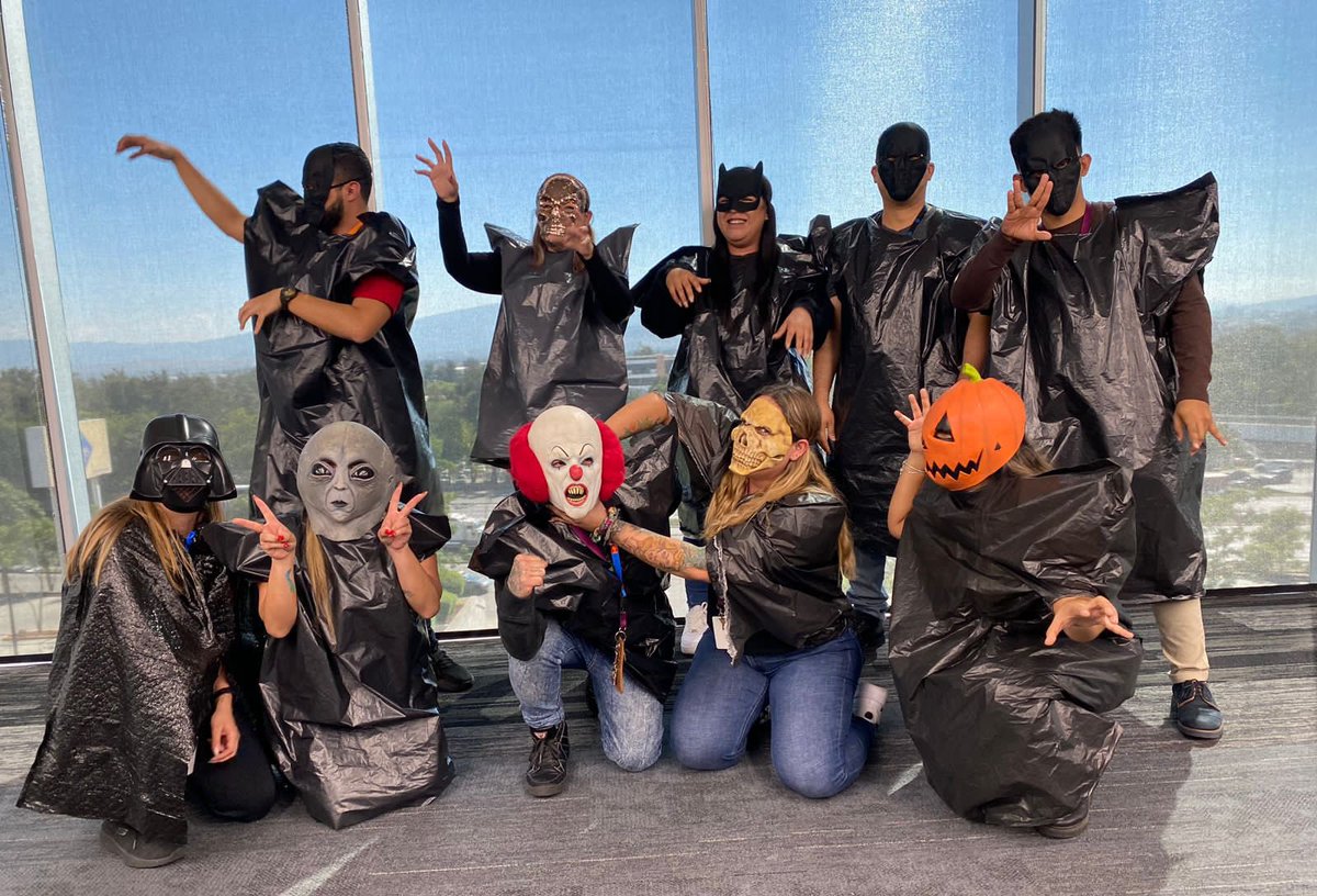 This year we cosplayed our peer’s childhood Halloween, enjoy! 🎃 👻 #CollectionsMX <a href="/CollectionsMX/">CollectionsMX</a> #SolizStrong