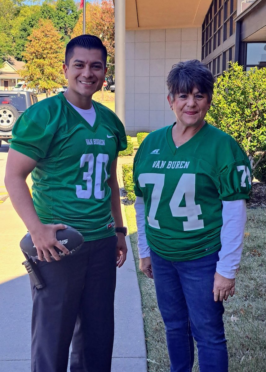 VBSDPointers's tweet photo. October has been fun! Our schools have helped #POINTOutKindness for #NationalBullyingPreventionMonth & used #RedRibbonWeek to teach students about the importance of being drug-free. Thanks to all who participated in dress-up days, contests, presentations & more! #PointerPride https://t.co/CGFofQ30D9