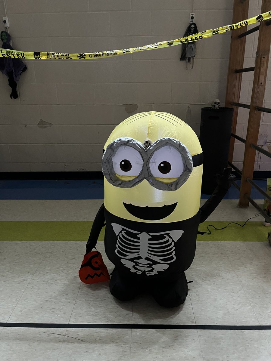 Mrs_Kelder's tweet photo. #HappyHalloween 🎃A big thank you to Mr Martin at #SpringfieldPS for creating a BOO-tiful experience for our students today! Thanks to great Gr.6 classes, the Spooky Gym was a fun event for our students as they counted and walked through a maze. 👻@PeelSchools @springfieldsch https://t.co/oz1aGgpOm7