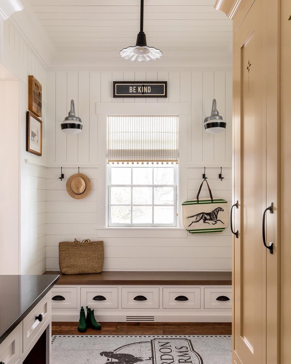 Wow_Lighting's tweet photo. Timeless styles with a customizable look! The @barnlight Primary Schoolhouse Gooseneck takes on vintage influences to create a design perfect for modern or traditional decors. Also pictured is the Barn Light Seaside Pendant
https://t.co/rU0zXfXpDC
#wowlighting #barnlight https://t.co/s3KNUj03LL