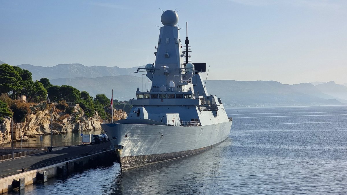 .@HMSDefender alongside in Split, 🇭🇷Croatia today. #UKResponseGroup #Achillean Via @saltiremarine