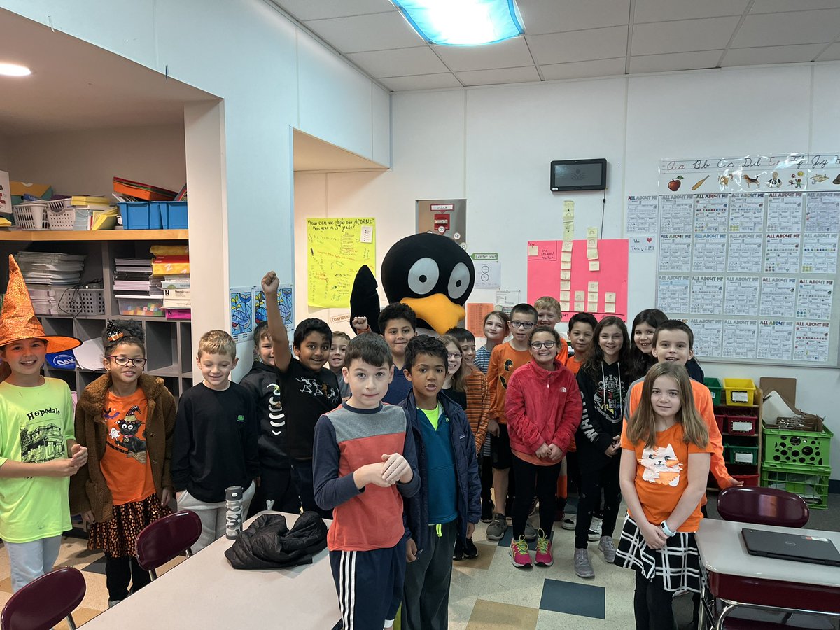 celebrating black &amp; orange day with a surprise visit from Jiji!! 🐧🖤🧡@oakstreetmath <a href="/STMath/">ST Math Educator? Follow us on MINDEduOrg!</a> <a href="/AllisonHamblett/">Allison Hamblett</a>