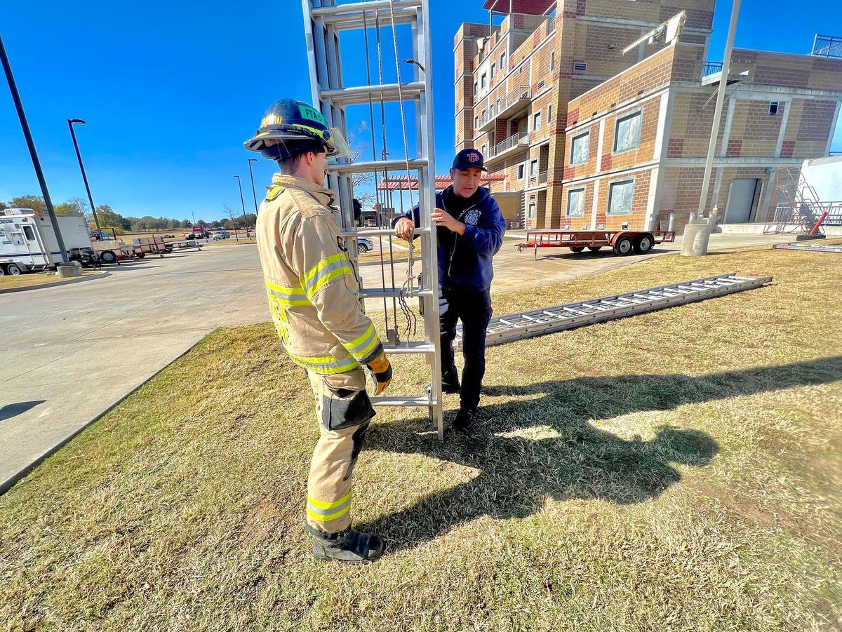 TulsaFire's tweet photo. TFD Academy Class 109 spent some time today practicing ladder evolutions. Officer Nelson Ojeda taught them efficient ways to carry and deploy large extension ladders. #training #ladderdrills #throwingladders #tfdacademyclass109 #tfdtraining https://t.co/7dDAnyLzcq