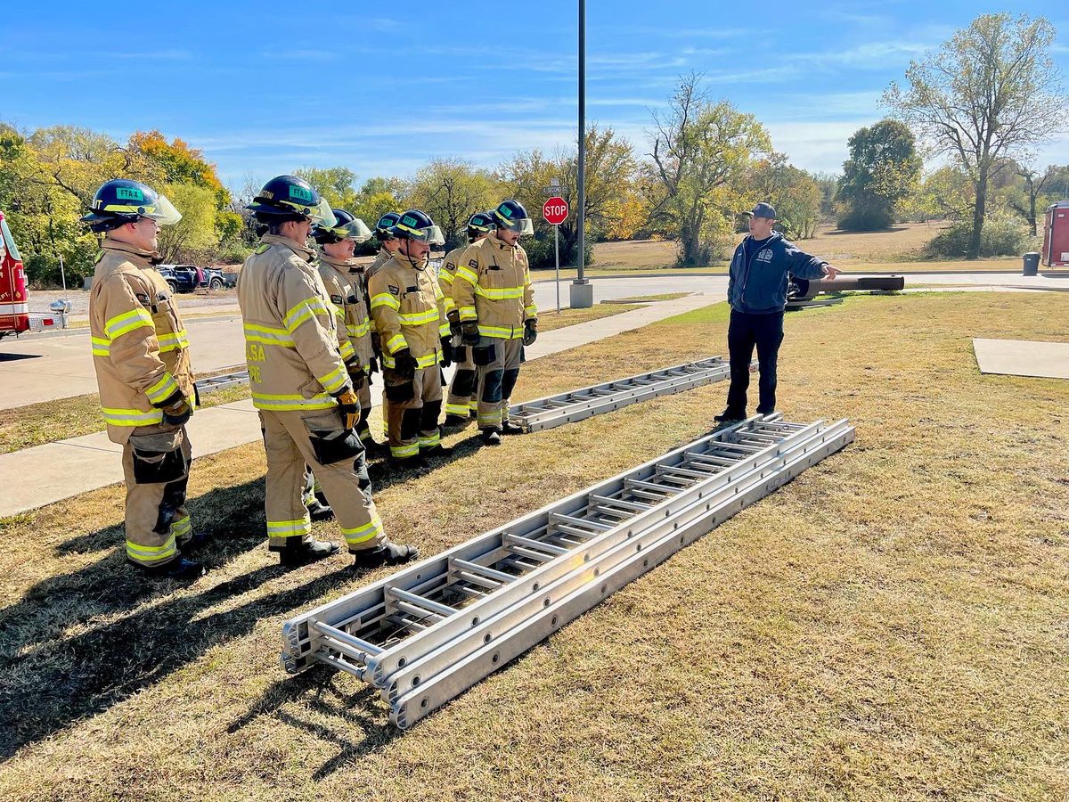 TulsaFire's tweet photo. TFD Academy Class 109 spent some time today practicing ladder evolutions. Officer Nelson Ojeda taught them efficient ways to carry and deploy large extension ladders. #training #ladderdrills #throwingladders #tfdacademyclass109 #tfdtraining https://t.co/7dDAnyLzcq