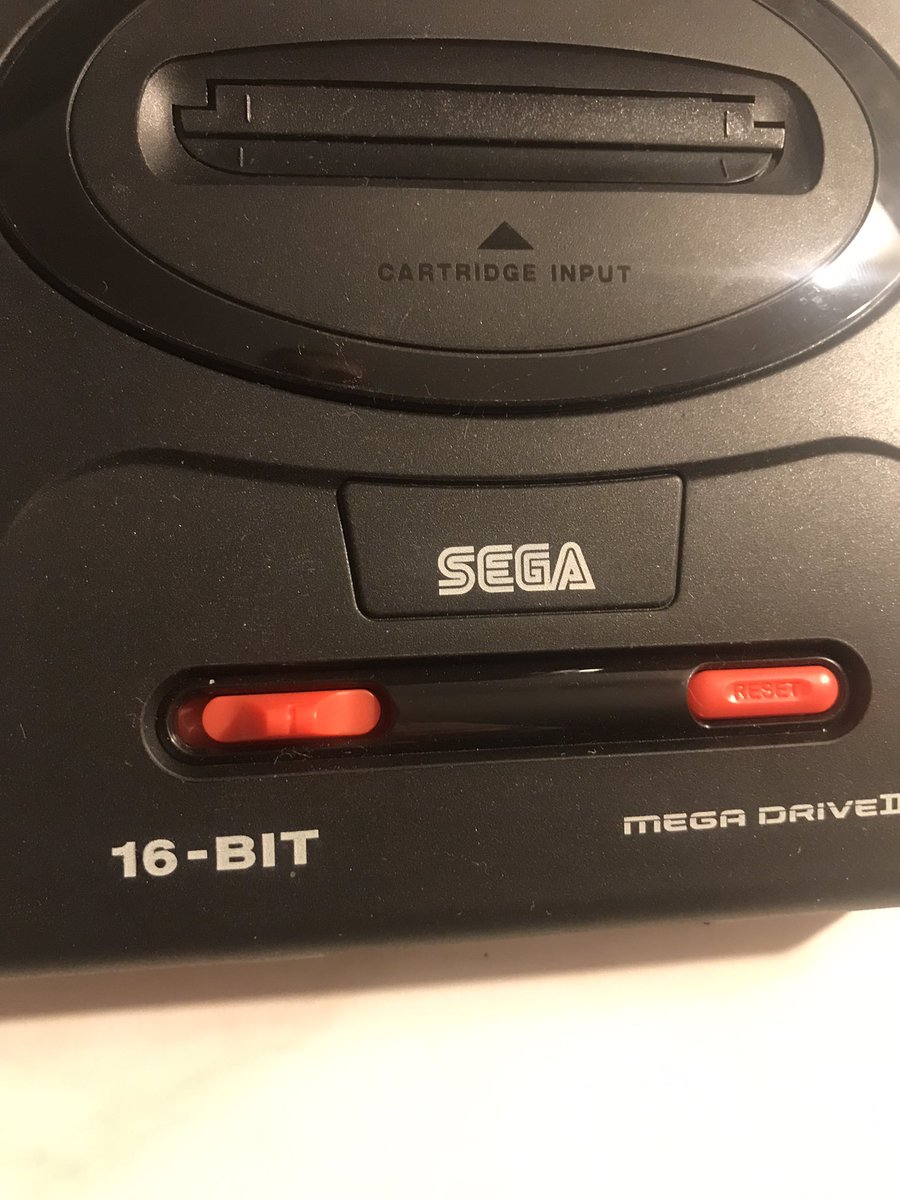 k_yen_team's tweet photo. Pour le détail, Le off on est inscrit sur la version Jap #megadrive2mini https://t.co/GCLMAYplfj