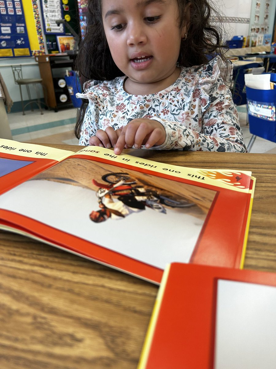 MissHarman_ENL's tweet photo. Practicing tracking our words when we read new books! #phwaves #RiverheadRising @PhillipsAveElem https://t.co/XdlJHMXAZH