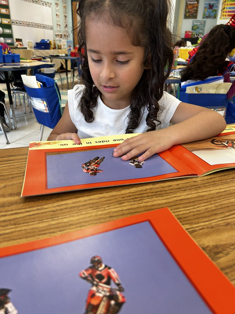 MissHarman_ENL's tweet photo. Practicing tracking our words when we read new books! #phwaves #RiverheadRising @PhillipsAveElem https://t.co/XdlJHMXAZH