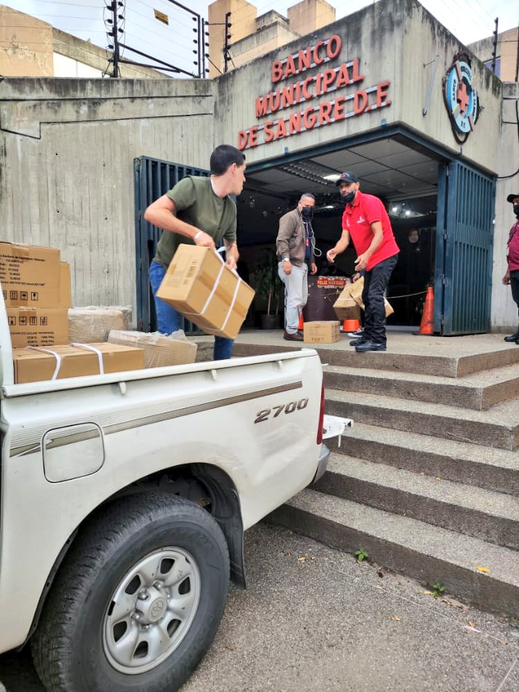 Siguiendo instrucciones de nuestra Ministra Dra. Magaly Gutiérrez se despachó insumos al Banco de Sangre Municipal, para fortalecer su correcto funcionamiento. #JuntosPorCadaLatido
<a href="/NicolasMaduro/">Nicolás Maduro</a>
<a href="/MinSaludVE/">MPPSalud</a>
<a href="/MagaGutierrezV/">Magaly Gutiérrez Viña</a>
@gestionperfect
<a href="/Nahumjfernandez/">Nahum Fernandez</a>
<a href="/Dr_Gilberto14/">Gilberto Mendoza</a>