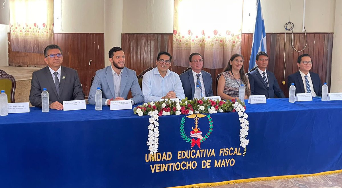ces_ec's tweet photo. 🔀 | Pablo Beltrán, presidente del CES, Fidel Márquez, consejero académico, y Álvaro Villagómez, representante estudiantil, participaron en el lanzamiento de la campaña: “La educación superior empieza en los colegios”, evento que se desarrolló en la UE “28 de mayo”, en Guayaquil. https://t.co/iRKfWPYTvr