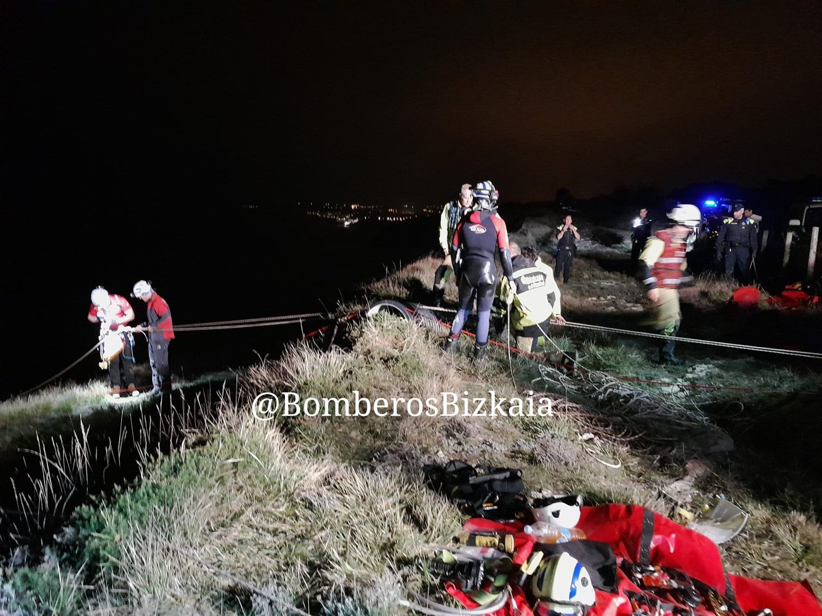 BomberosBizkaia's tweet photo. #Rescate La Galea, dos personas rescatadas, una tercera en vías de serlo, colaboración @UvrErtzaintza 
#Bomberos
Galeano #Erreskatea, bi pertsona erreskatatutak, hirugarrena bidean
@ertzaintzaEJGV _rekin elkar lanean
@112_SOSDeiak https://t.co/olCsgBRZfT