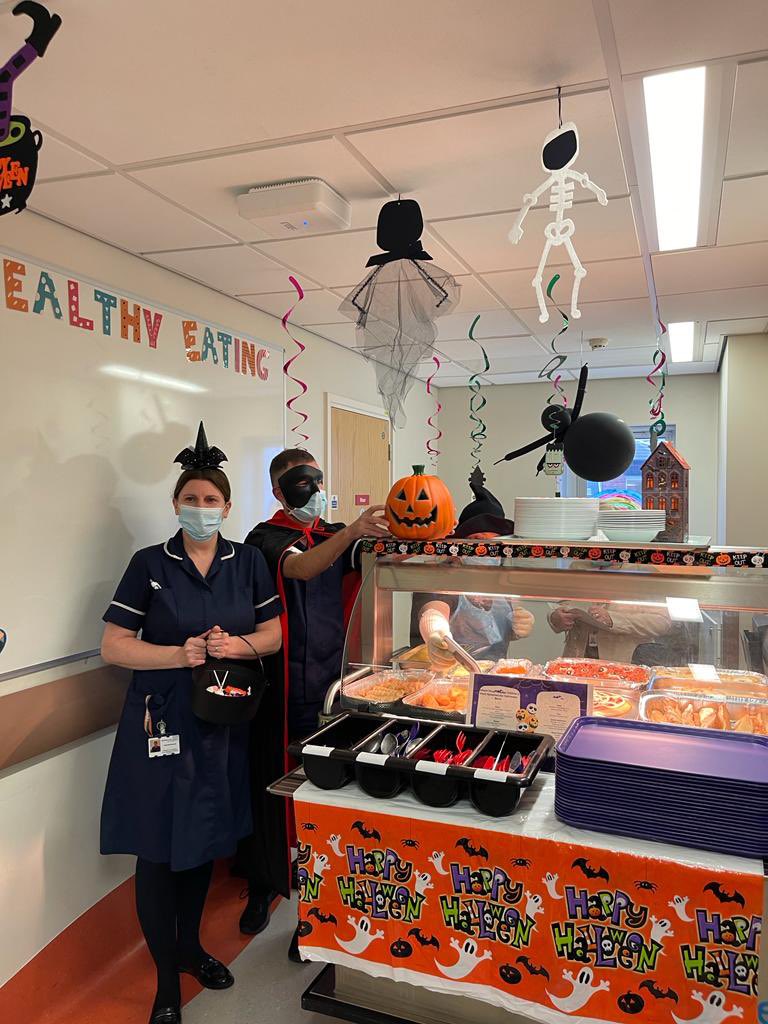 #Halloween Amazing treats for Halloween on the children's ward today pizza spaghetti bol and spider cakes @NCAlliance_NHS by the superb #NHS catering team led by @HowardCartledg4 #makingfoodfun Encourages children to eat to improve @hospitalcaterer @HCANorthWest #Last9Yards