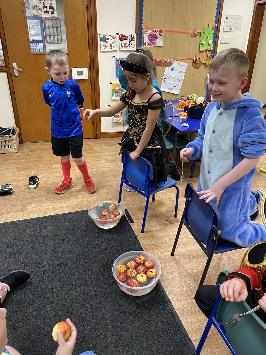 MissThomsonVPS's tweet photo. Dooking for apples! #VPSfun https://t.co/jq33DRdV0Y