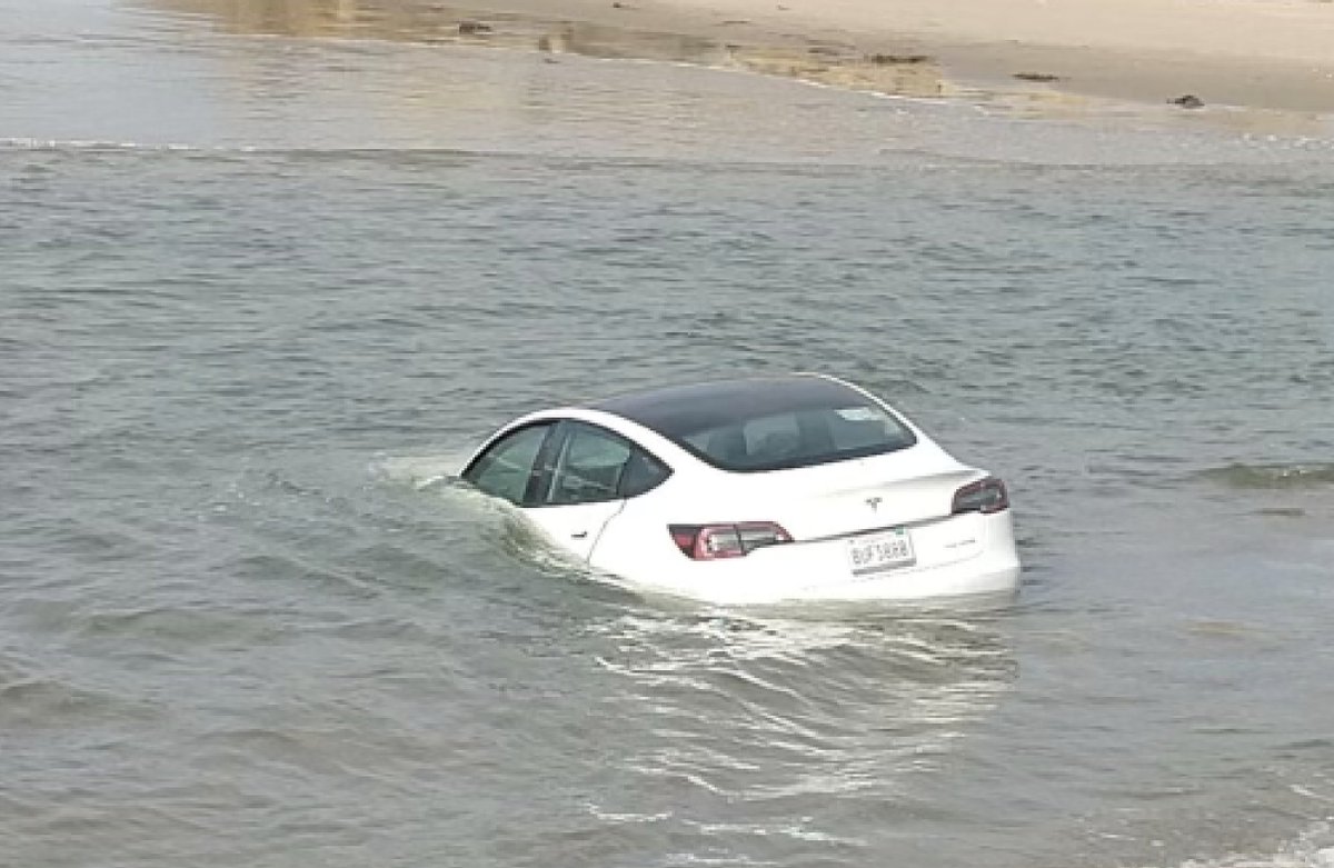 JohnPalminteri's tweet photo. A Tesla was found floating in the ocean off Carpinteria this morning about 8 a.m. Firefighters searched the car along with the surrounding area, but no one was found. The Santa Barbara Co. Sheriff's Dept. is investigating. (photos: Carpinteria fire, Robin Karlsson, Bill Ehrgott) https://t.co/X1CAmcdL4V