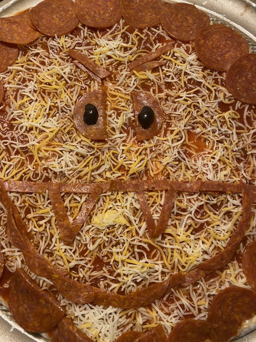 Scary pizza https://t.co/bnCJyyNOTc