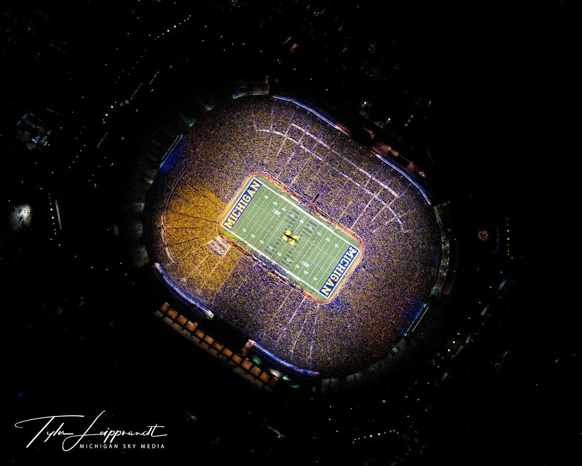 Bighouse2323's tweet photo. I'd say the #BlueOut looked awesome!! Great picture!! 29-7 #StateBeat #GoBlue https://t.co/vYfpdh46tl