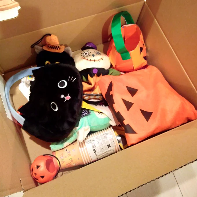 夜勤明けのハロウィンスイーツ。昨晩は自分不在でもハロウィンパーティーで盛り上がってた様子の家族。妻と娘が作ってくれてた力作菓子。先程、娘が集めたハロウィングッズは早速片付けられてまた来年。諸行無常で次はもうクリスマス。 