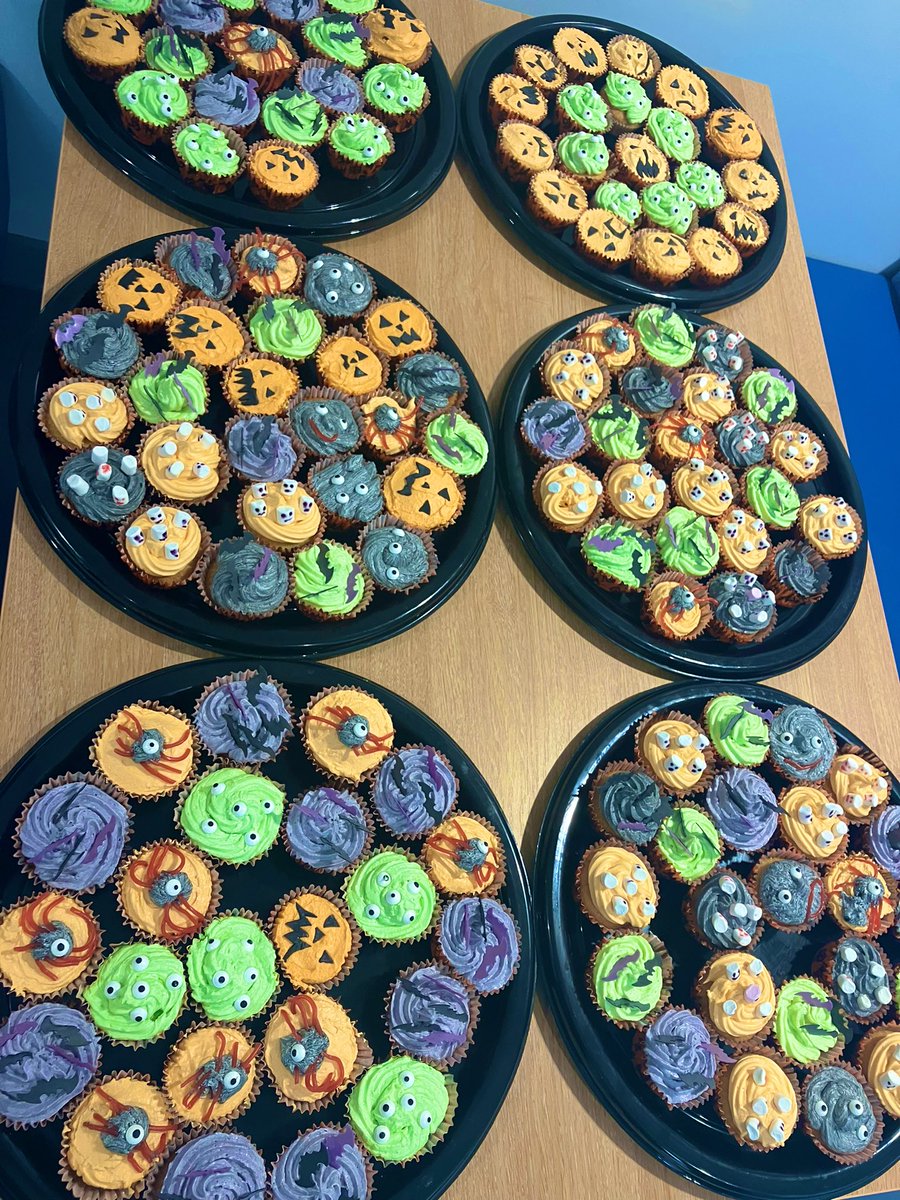 Halloween bake sale in <a href="/BoclairCafe/">Stevie’s Cafe at Boclair Academy</a> today 🎃🧁 Well done S5/6 bakery students for all your hard work 👻