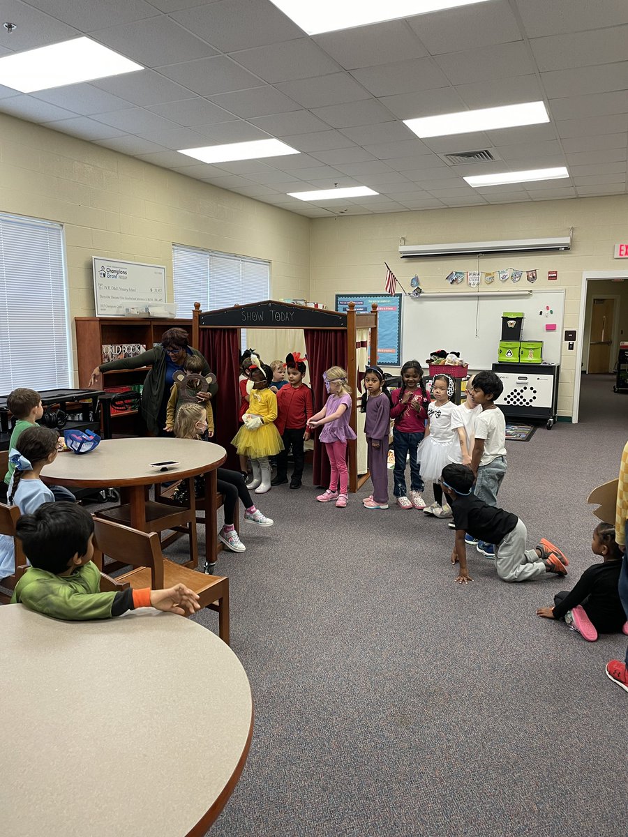 PrimarilyMedia's tweet photo. I loved watching these sweet Kinder Dragons perform “Brown Bear, Brown Bear” in the theater in the media center. #OdellPrimaryPride #ElevateCabarrus #CharacterDressUp #ReadersTheater #CabCoSchools @CabCoSchools https://t.co/2HoOEyxKoN