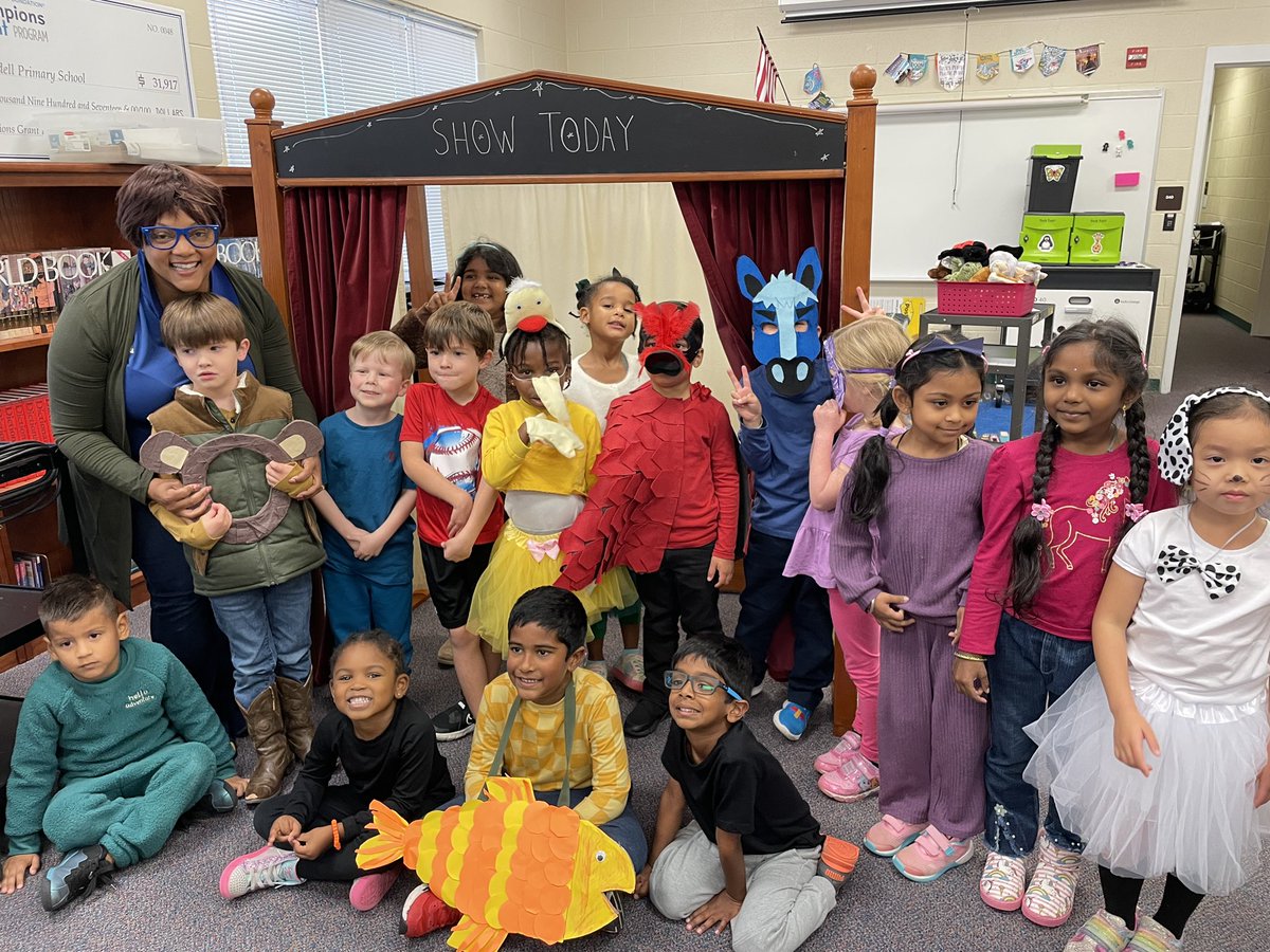 PrimarilyMedia's tweet photo. I loved watching these sweet Kinder Dragons perform “Brown Bear, Brown Bear” in the theater in the media center. #OdellPrimaryPride #ElevateCabarrus #CharacterDressUp #ReadersTheater #CabCoSchools @CabCoSchools https://t.co/2HoOEyxKoN