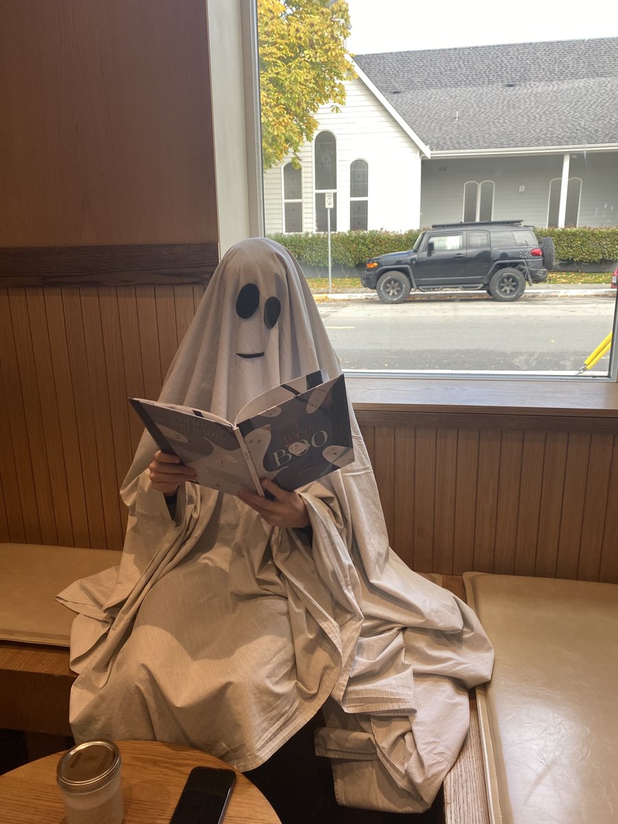 Even ghosts need to take reading breaks every now and then. #AWeeBoo by #JessicaBoyd & @zerrigan is a hauntingly good choice for #Halloween👻 What are you reading to get into the spiiiirrrrit?!