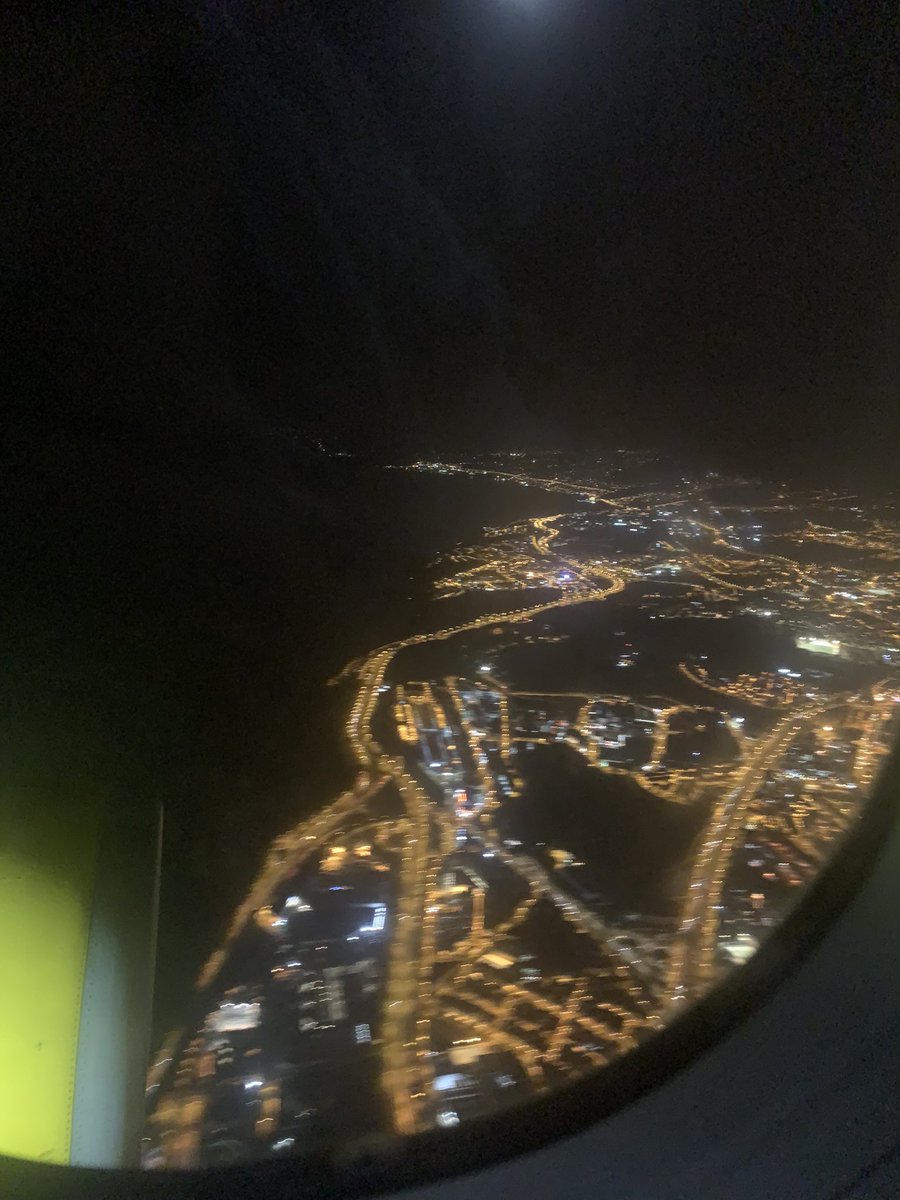 Llegamos ya a tenerife. Lo mejor es que dejamos el mal tiempo lloviendo a mas no poder y llegamos con un calor de la ostia.