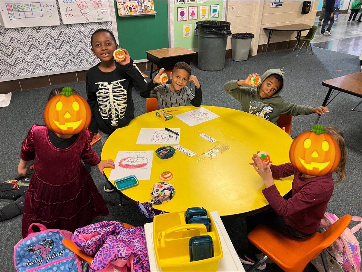 MrsEads_PRE's tweet photo. We enjoyed a special Halloween treat to wrap up our day! ๐๐ #shinelikestars #southviewstars #kinderlearning #Halloween @SV_MCS @MuncieSchools https://t.co/IfUqiwceul