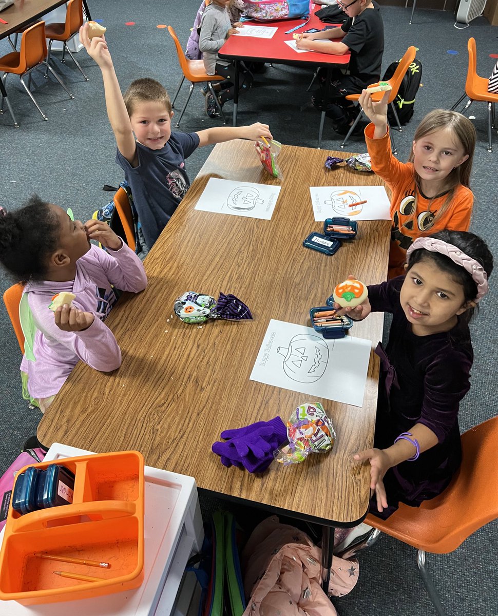 MrsEads_PRE's tweet photo. We enjoyed a special Halloween treat to wrap up our day! ๐๐ #shinelikestars #southviewstars #kinderlearning #Halloween @SV_MCS @MuncieSchools https://t.co/IfUqiwceul